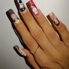 For all the anime lovers, this is a full set of hand-painted press-on nails inspired by the iconic characters from Naruto. Each nail features a different portrait, including Naruto, Hinata, Sakura, and Sasuke, bringing the entire team to your hands.