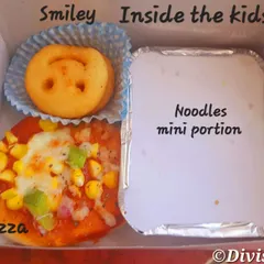 This kids' box is designed for pure enjoyment. It includes a cheesy mini pizza, a fun potato smiley, and a mini portion of my homemade noodles, complete with a ketchup sachet.