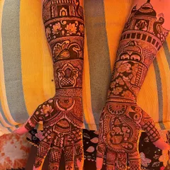 This grand bridal design incorporates architectural elements like temple domes (gumbads) and palace windows (jharokhas) alongside traditional floral and peacock art, creating a truly royal look.