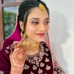 Another lovely portrait of bride Shahana. You can see how the mandala on the back of her hand adds a traditional and elegant touch to her overall bridal look.