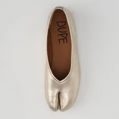 Craft meets glow with the DUPE Tabi flat in a soft champagne leather. I love how this finish offers a quiet shimmer that makes its mark without shouting. It’s an understated metallic for everyday elegance.