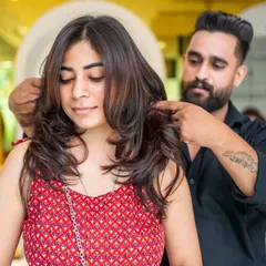 A close-up of the layering technique. These carefully placed layers will give the hair beautiful movement and volume.