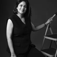 We even used a small ladder as a prop to add a dynamic and creative element to this headshot session. It’s all about finding what feels natural and powerful for you.