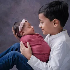A big brother's gentle hold, a promise of protection and love. I make sure to capture these sweet, unposed moments that show the beginning of a beautiful sibling bond.