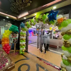 The party starts at the door. A Cocomelon-themed balloon arch makes for a grand and colorful entrance for all the guests.