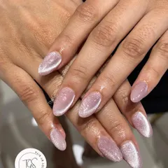 A simple yet stunning set of light pink cat-eye nails. This effect is created with a special magnetic polish to give it that shimmery, velvet-like line.