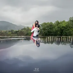 A breathtaking reflection shot where the world seems to be turned upside down. This creative technique results in a surreal and beautiful image that perfectly captures the magic of love.