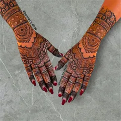 A stunningly detailed back-hand design. The intricate patterns are reminiscent of royal tapestries, with a beautiful scalloped border that enhances the overall look.
