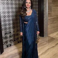 The full look for the mother of the groom. Her glamorous makeup and voluminous hair make her look like an absolute star.