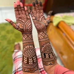 This is the final stained result of a classic bridal design. The color is deep and even, ensuring it looks perfect for your wedding photos.