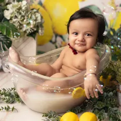 A refreshing lemon milk bath for this little cutie. The bright yellow lemons and fresh greenery create a vibrant, summery feel, and the bubbles add a touch of playful fun.