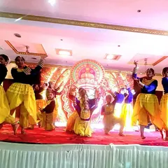 A group of young dancers performing a semi-classical routine at a studio anniversary event I choreographed. I work with dancers of all ages and skill levels. 💫