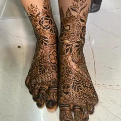 Another floral foot design I created. This one has a mix of bold flowers and delicate leaves, with a beautiful leafy border around the ankle.