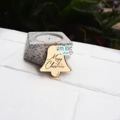 Ring in the holidays with this bell-shaped acrylic ornament. Engraved with "Merry Christmas," this mirror gold tag adds a festive jingle to your gift wrapping and Christmas hampers.