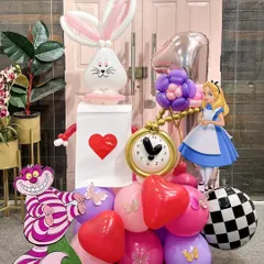 Don't be late for this very important date! This Alice in Wonderland arrangement is filled with whimsical details, including the White Rabbit, the Cheshire Cat, and a ticking clock, perfect for a magical first birthday.