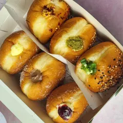 My assorted bombolini boxes are perfect for gifting and sharing. This Rakshabandhan special includes a mix of sweet and savory mini bombolinis, like chilli cheese, pesto, and classic chocolate, with some egg-free options available too.