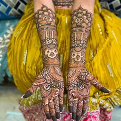 This design is filled with graceful peacock motifs, from the wristbands to the fingertips. The symmetry and flow of the patterns create a harmonious and elegant look for the bride.