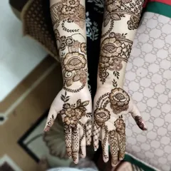 A beautiful and airy floral design that flows across the hands and up the arms. I used a mix of bold flowers and delicate leafy chains to create a sense of movement.