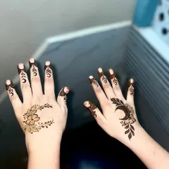 A beautiful and simple design for Ramadan. The crescent moon with floral details is a perfect way to welcome the holy month.