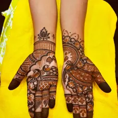 This design is perfect for a party, with a peacock on one hand and a floral vine on the other. It covers the palm and back of the hand without being too heavy.