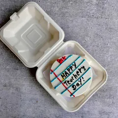 A sweet way to say thank you to a mentor. This Teacher's Day bento cake is designed to look like a piece of notebook paper, complete with a handwritten message in colorful icing.