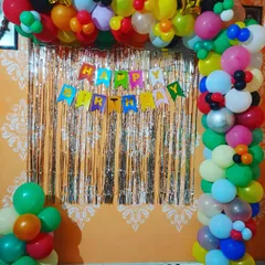 Multi-color balloons se ki gayi yeh decoration ghar par choti party ke liye ek accha option hai. Iske saath humne golden foil curtain aur 'Happy Birthday' ka banner lagaya hai.