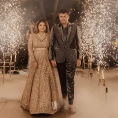 Madhushree’s grand reception entrance was pure magic. Her makeup was designed to be glamorous and long lasting, featuring a flawless base and defined eyes that sparkled under the lights and through the celebratory fireworks.