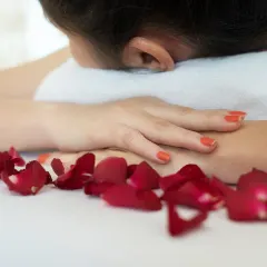 A moment of relaxation before a treatment. The rose petals scattered on the bed are a small touch to welcome you and begin your journey into serenity.
