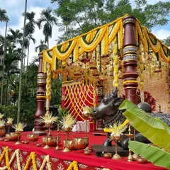 This was a truly special temple-inspired mandap. We used traditional elements like carved pillars, marigold garlands, brass lamps, and even a Nandi sculpture to create a space that felt both grand and deeply sacred.
