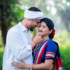 I love capturing the quiet, tender moments that feel true to you. This pre-wedding portrait, part of a traditional Marathi Shetkari theme, focuses on the gentle connection between the couple, surrounded by the simplicity of nature.