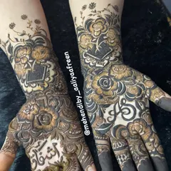 A unique floral design that incorporates a name in Arabic script, creating a personalized centerpiece.
