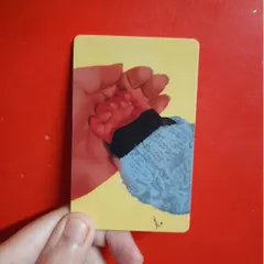 This wallet card features the painting of the baby's hand. It turns a precious memory into a small, portable piece of art.