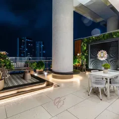 A wide view of the terrace, showing the different zones for lounging and dining. The design makes the most of the space, creating a versatile outdoor area for both quiet evenings and social gatherings.