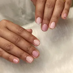 Minimalist but beautiful. This look features a simple gel polish on short, natural nails, alternating between two soft shades of pink for a subtle and clean manicure.
