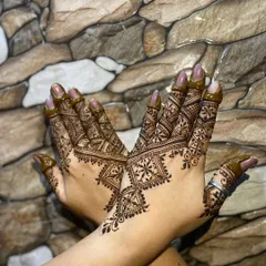 A symmetrical geometric design for a special occasion. The matching patterns on both hands create a sense of harmony and balance.