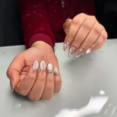 A stunning cat-eye nail extension using our no-glue technique. The silver magnetic polish creates a beautiful shimmer over the neutral base.