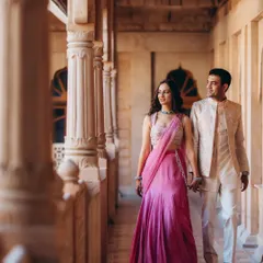 A walk through the historic corridors of Khimsar Fort. Saloni and Kanav’s pre-wedding shoot felt like stepping into a royal love story, where every pillar and archway told a tale of timeless elegance.