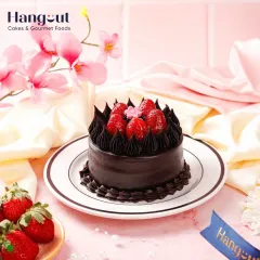 A winter dream come true for chocolate and fruit lovers. This sugar-free chocolate bento cake is topped with fresh strawberries, offering a rich yet healthy dessert option that doesn't compromise on flavor.
