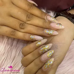 Intricate 3D butterfly wings crafted with gold chrome and filled with sparkling silver glitter make these nails a true statement piece. The pointed almond shape adds to the elegant look.