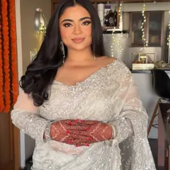 A perfect example of our bridal glow. This soft glam look features subtly smoked-out eyes, radiant skin, and a natural lip color, creating an appearance that is both polished and authentic.