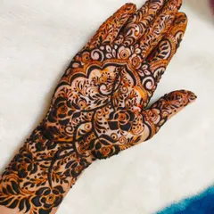A beautiful and intricate design that fills the entire palm with delicate patterns.