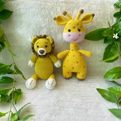 A happy pair of jungle friends. I made this larger-sized lion and giraffe set for a customer, and they look so cute together.