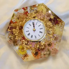 Another view of the 8-inch desk clock, showing the vibrant colors of the mixed dried flowers. I love combining different types of flowers with gold flakes to create a piece that is full of texture and life.