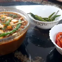 Here are my pickled onions served the way they are meant to be, alongside a hearty bowl of homemade chole. The tangy crunch of the onions cuts through the richness of the gravy perfectly.