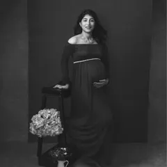 The timeless elegance of black and white brings a different emotion to the surface. This monochrome version highlights the form, the connection, and the quiet strength of the expectant mother.