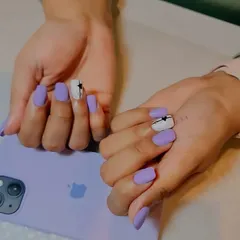 Matching your nails to your phone case is a whole vibe. Here are some lovely lavender nails with a cool, cracked marble effect on the accent nail for a modern, edgy look.