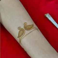 A very simple and cute bracelet design featuring two little birds. This is a great example of a quick, minimalist tattoo-style henna design.