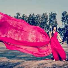 A beach pre-wedding shoot gets a vibrant upgrade with this hot pink trail gown. The lightweight fabric catches the wind beautifully, creating a dynamic and joyful photo as the couple walks along the shore.