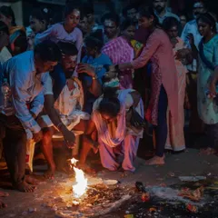 Rituals are an integral part of pilgrimage. Here, devotees perform a small fire ceremony on the street during the Girivalam. These acts of worship, performed with sincerity and focus, add to the sacredness of the atmosphere.