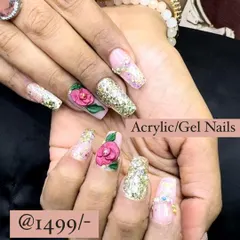 A bold and glamorous look combining heavy gold glitter, a soft pink base, and hand-sculpted 3D pink roses. This set shows how I mix different textures and elements for a show-stopping result.
